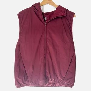 ARITZIA TnAction The Pillow Puff Vest Hooded Burgundy Lightweight Size  Medium